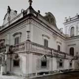 Insomma la dimora non dovrebbe seguire il triste destino riservato a tanti antichi edifici della citt�, come la dirimpettaia Villa Labriola, rasa al suolo assieme alla sua storia per far posto, negli anni 70, all�ospedale pediatrico